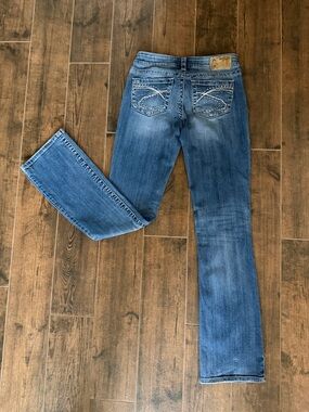 Silver Jeans Women's Medium Blue Straight Leg with Embroidered Back W27/L35